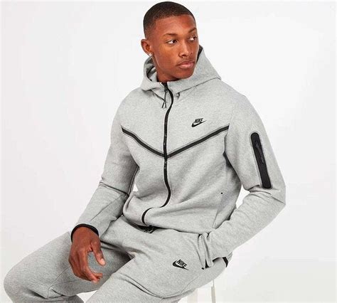 Both pieces in this set are designed with a signature logo and are complete with Nike Swoosh branding. . Nike tech fleece tracksuit